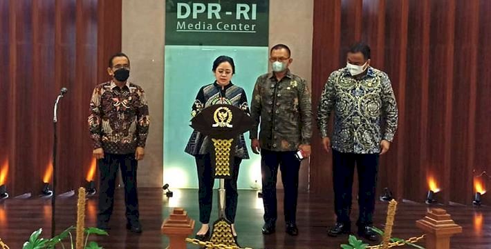 Ketua DPR RI Puan Maharani (di podium) saat mengumumkan penerimaan Surpres pengajuan Jenderal Andika Perkasa Calon Tunggal Panglima TNI/RMOL