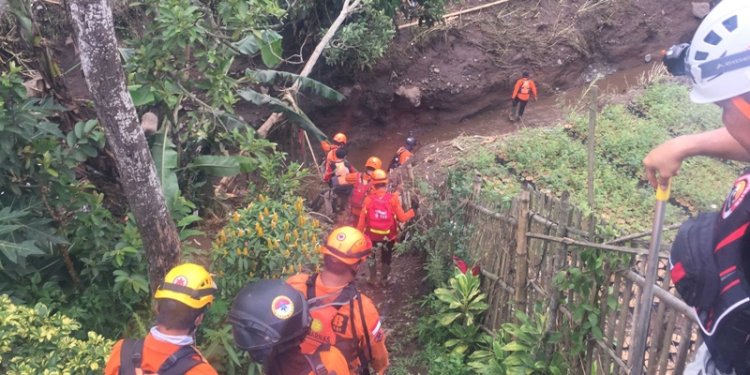 Tim gabungan melakukan evakuasi korban banjir bandang di Kota Batu, Jawa Timur/Ist