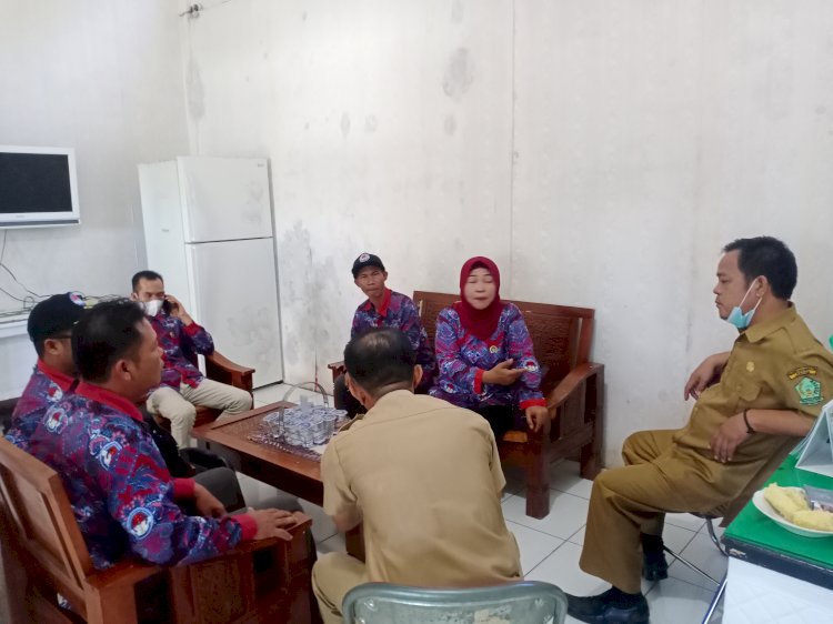 Perwakilan Persatuan Perangkat Desa Indonesia (PPDI Kabupaten Lebong saat mendatangi Kantor Kesbangpol, pada Selasa (16/11) sekitar pukul 11.05 WIB.