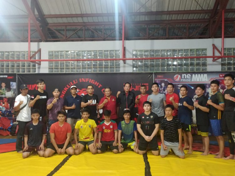 Nampak Waka Komisi I DPRD Kota, Nuzuluddin Bersama Atlet MMA Bengkulu Dan Para Pelatih/RMOLBengkulu