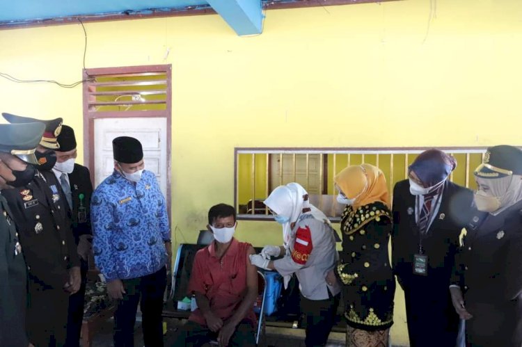 Wabup Wasri dan pejabat daerah lainnya saat meninjau serbuan vaksin/RMOLBengkulu