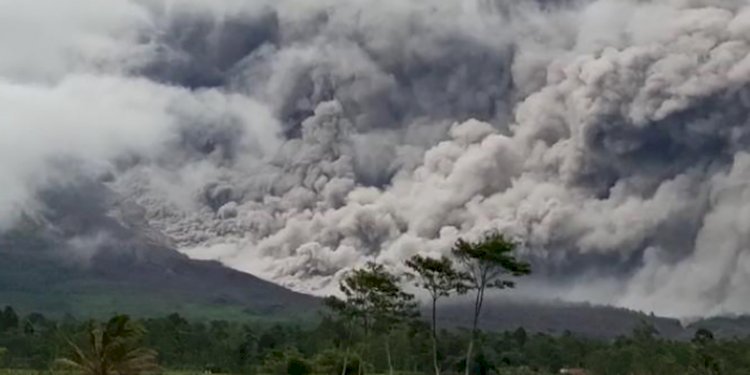 Gunung Semeru di Jawa Timur muntahkan awan panas/Net