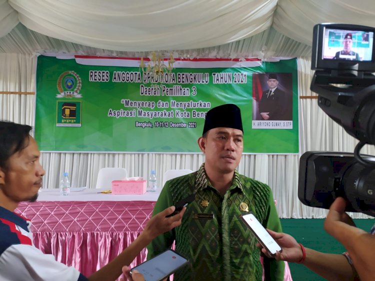 Anggota Komisi I DPRD Kota Bengkulu, Ariyono Gumay Saat Diwawancarai Awak Media Usai Kegiatan Reses/RMOLBengkulu