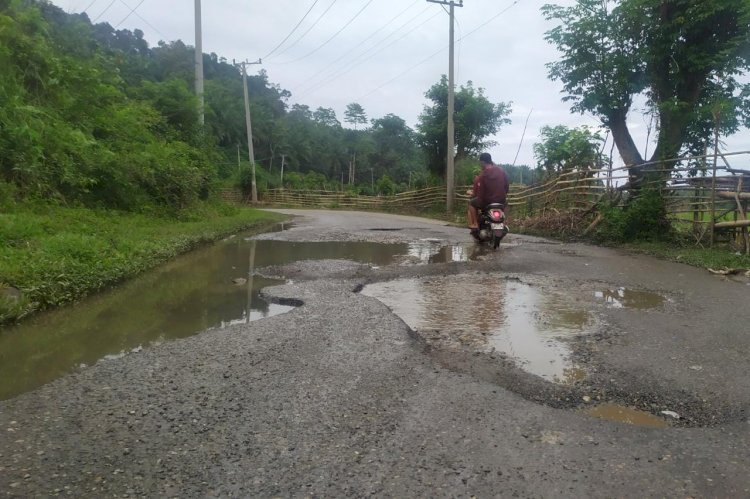 Kerusakan jalan provinsi yang ada di Kabupaten Kaur