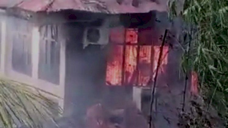 Nampak Api Sudah Membakar Hampir Sebagian Gedung Sekretariat DPRD Kota Bengkulu/RMOLBengkulu
