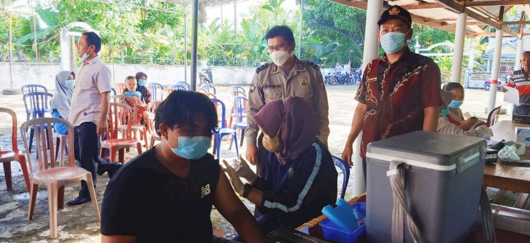 Tampak Kades Padang Mumpo Jalianto di dampingi Kanit Binmas Polsek Pino pantau proses vaksinasi/RMOLBengkulu