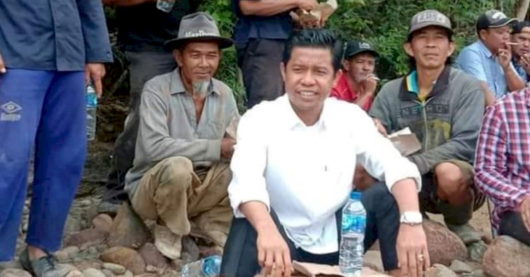 Dok Bupati Lebong, Kopli Ansori tampak akrab dengan warga di Desa Bungin Kecamatan Bingin Kuning/RMOLBengkulu