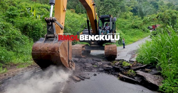 Jalan provinsi yang rusak parah di Dusun 3 Desa Talang Ratu Kecamatan Rimbo Pengadang, Kabupaten Lebong, sebelah lokasi galian C masyarakat setempat, mulai menuai perbaikan, Selasa (11/1)/RMOLBengkulu