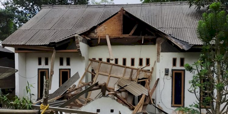 Sejumlah bangunan di kawasan Pandeglang Banten rusak parah akibat serangan gempa/Ist