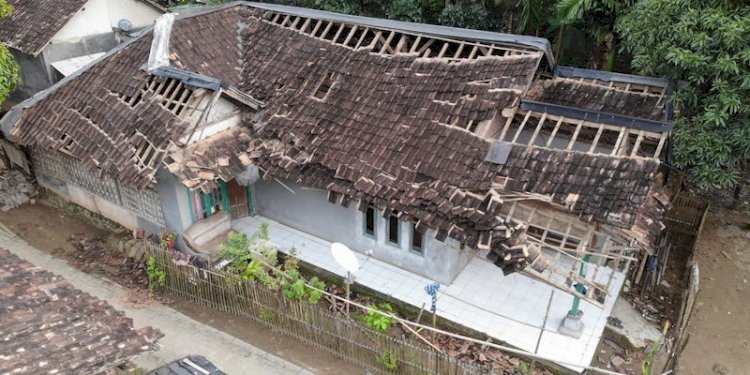 Salah satu rumah warga di Banten rusak akibat gempa magnitudo 6,6/Ist