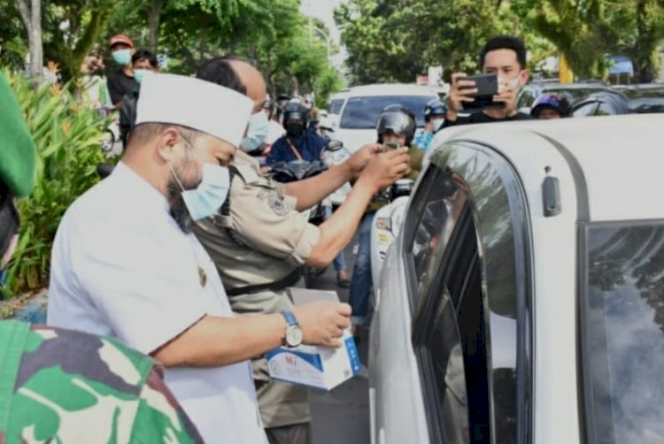 Nampak Walikota Bengkulu, Helmi Hasan Saat Memberikan Masker Kepada Pengendara Di Jalan Anggut Atas/RMOLBengkulu