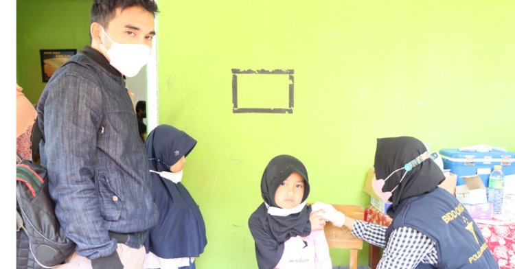 Pelajar saat mengikuti proses vaksinasi di SD IT Al Kahfi/RMOLBengkulu