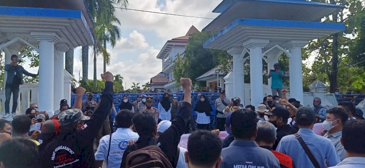 Tampak puluhan awak media melakukan aksi damai di kantor pemerintah daerah Bengkulu Selatan/RMOLBengkulu