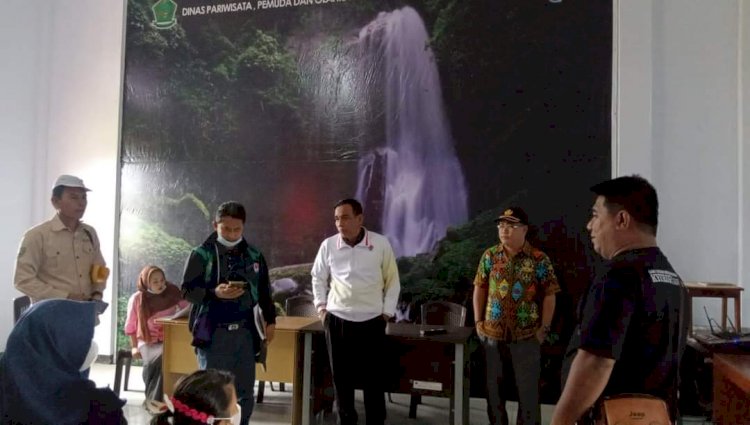 Plt Kadis Parpora Lebong, Wayan Sukanta memimpin acara pelepasan di Kantor Dinas Parpora Lebong/RMOLBengkulu