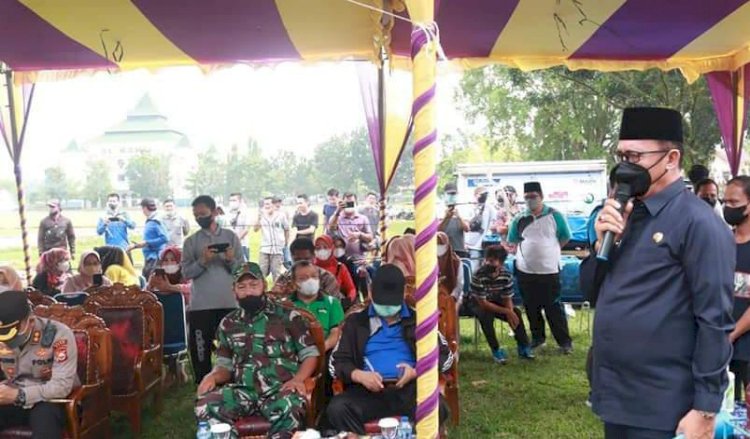 upati Kaur Lismidianto, membuka acara Gebyar Pasar Murah di Lapangan Merdeka Bintuhan