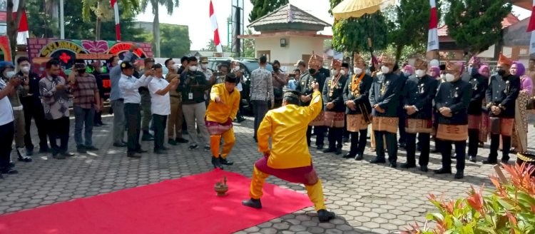 Sebelum Paripurna DPRD Gubernur, Bupati dan tamu undangan disambut tarian adat Bengkulu Selatan/RMOLBengkulu