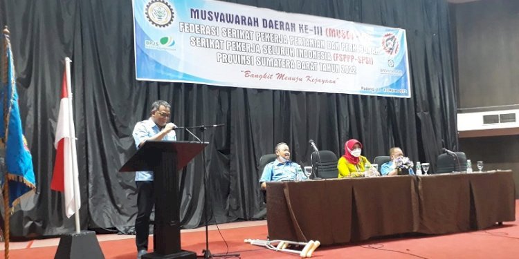 Jumhur Hidayat saat memberi sambutan pada Musyawarah Daerah III Federasi Serikat Pekerja Pertanian dan Perkebunan KSPSI di Padang, Sumbar/Ist