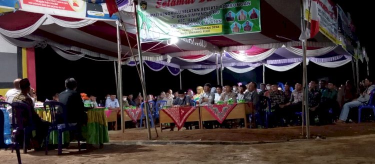 Tampak masyarakat Kecamatan Ulu Manna berdiskusi langsung dengan Bupati pada program Bupati Ngantor Di Desa/RMOLBengkulu