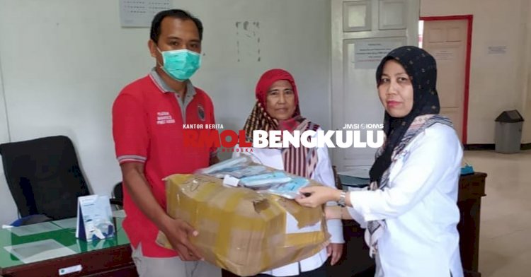 Kabid Sosial Dinas PMDS Kabupaten Lebong, Jusraweni saat menyerahkan bantuan paket masker dan vitamin kepada Karang Taruna Kecamatan Rimbo Pengadang/RMOLBengkulu