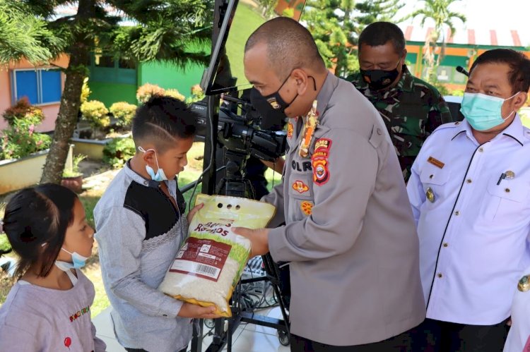 Kapolres Rejang Lebong AKBP Tonny Kurniawan saat memberikan sembako kepada peserta vaksin / ist