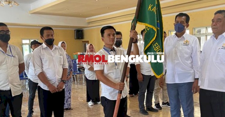 Andi Wijaya atau Andi Wilis saat menerima bendera sebagai tanda terpilihnya Ketua Umum Kadin Lebong/RMOLBengkulu