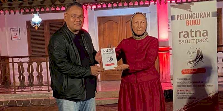 Ratna Sarumpaet menyerahkan buku berjudul/RMOLBengkulu