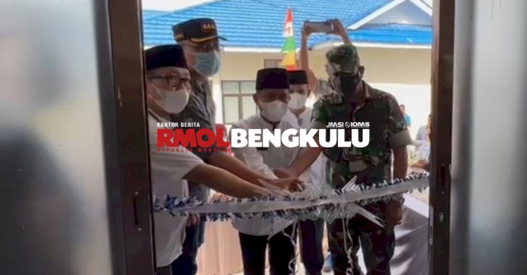 Bupati Lebong, Kopli Ansori saat meresmikan aula Dinkes Lebong/RMOLBengkulu