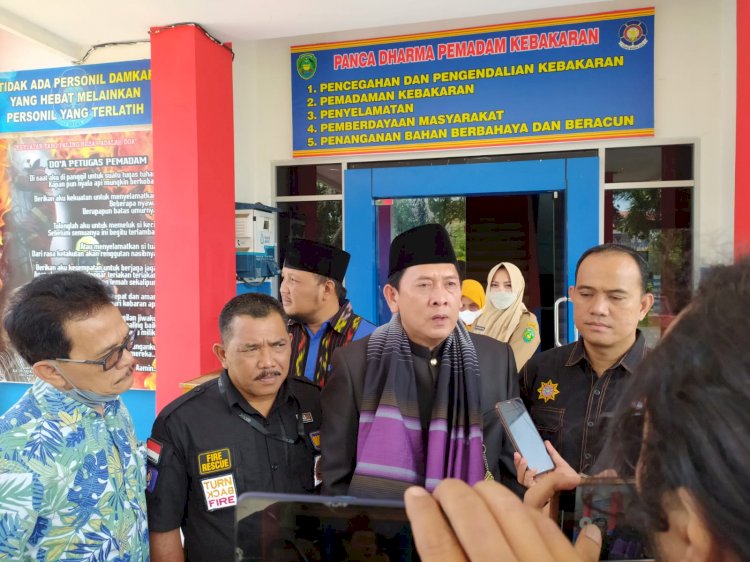 Ketua Komisi I DPRD Kota, Nuzuluddin (tengah), Anggota Komisi I, Ariyono Gumay (kanan) dan Kepala Dinas Damkar, Yuliansyah (kiri)/RMOLBengkulu