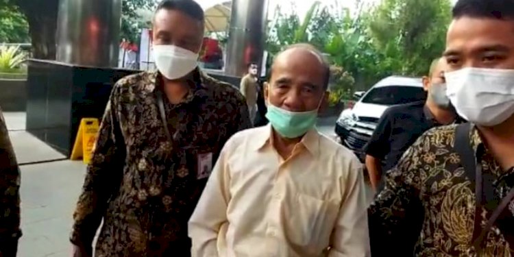 Mantan Gubernur Riau, Annas Maamun dijemput paksa tim penyidik Komisi Pemberantasan Korupsi (KPK)/ Repro