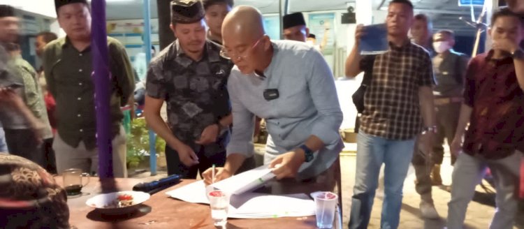 Didampingi Plt Kadinkes Didi Ruslan, Bupati BS Gusnan Mulyadi menandatangani Perbub PLBG pada kegiatan Buji'an di Desa Tanjung Eran Kecamatan Pino/RMOLBengkulu