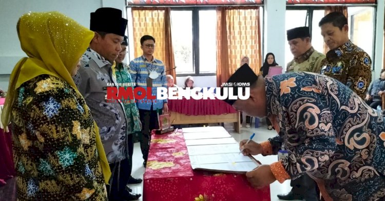 Staf Ahli Bupati, Dalmuji Suranto saat menandatangani naskah perjanjian kinerja di Aula Bappeda Lebong/RMOLBengkulu