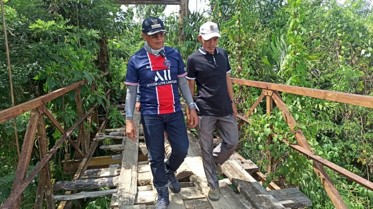 Didampingi Kades Tanjung Eran Rudi Hartono Bupati BS Gusnan Mulyadi meninjau langsung  jembatan yang melintasi sungai sepanjang 90 meter ini sudah terlihat lapuk/RMOLBengkulu