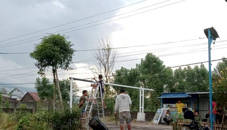Warga Desa Rimbo Recab saat memasang portal jalan/RMOLBengkulu
