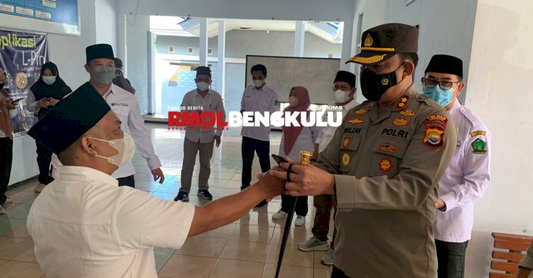 Wakil Ketua Satgas Penanganan Covid-19 Kabupaten Lebong, AKBP Awilzan saat melihat bukti vaksin salah satu ASN/RMOLBengkulu