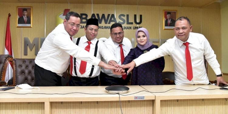 Rahmat Bagja (tengah) disepakati komisioner lainnya menjadi Ketua Bawaslu RI periode 2022-2027/Ist