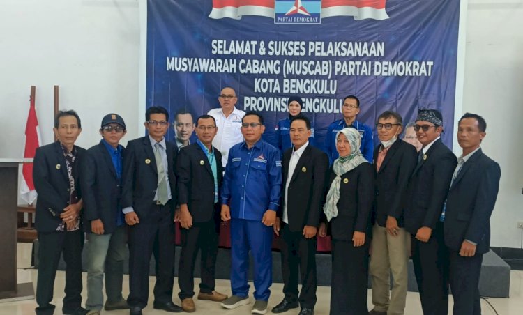 Ketua DPC Demokrat Kota Bengkulu, Suhartonoi (tengah), Usai Kegiatan Musyawarah Cabang Demokrat Kota/RMOLBengkulu