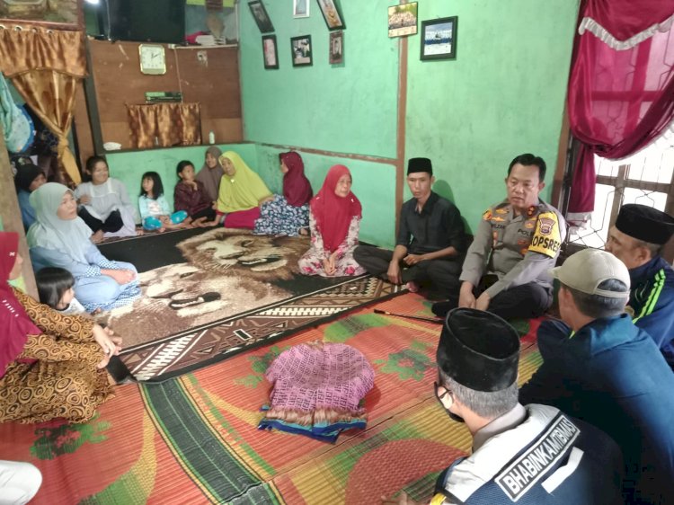 Kapolres Lebong, AKBP Ichsan Nur saat menyambangi rumah duka/RMOLBengkulu