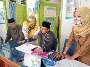 Ketua Komisi I DPRD Kota, Bambang Hermanto Saat Berbincang Dengan Salah Seorang Tenaga Kesehatan/RMOLBengkulu
