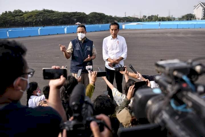 Presiden Joko Widodo ditemani Gubernur DKI Jakarta Anies Baswedan meninjau langsung lokasi pembangunan Sirkuit Formula E di kawasan Ancol, Jakarta Utara, Senin (25/4)/Ist