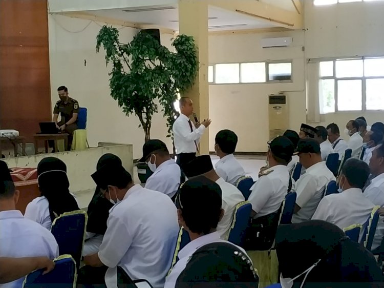 Saat Kajari BS Hendri Hanafi SH, MH memberikan pengarahan kepada seluruh Kades Se-kabupaten Bengkulu Selatan/RMOLBengkulu