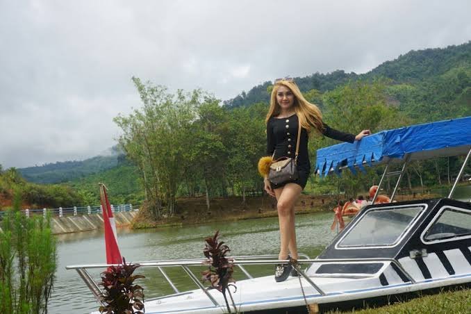 Artis Ibukota (Personil Srigala) saat mengunjungi Wisata Danau Picung Kabupaten Lebong/RMOLBengkulu