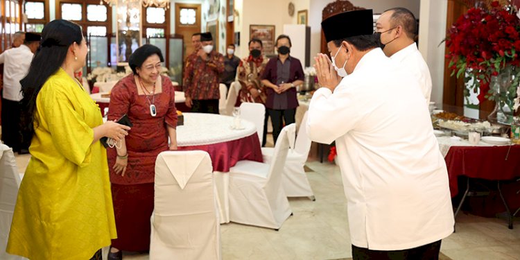 Ketua Umum PDI Perjuangan Megawati Soekarnoputri didampingi Puan Maharani menerima Ketua Umum Gerindra Prabowo Subianto di Idulfitri 1334 hijriah/Net