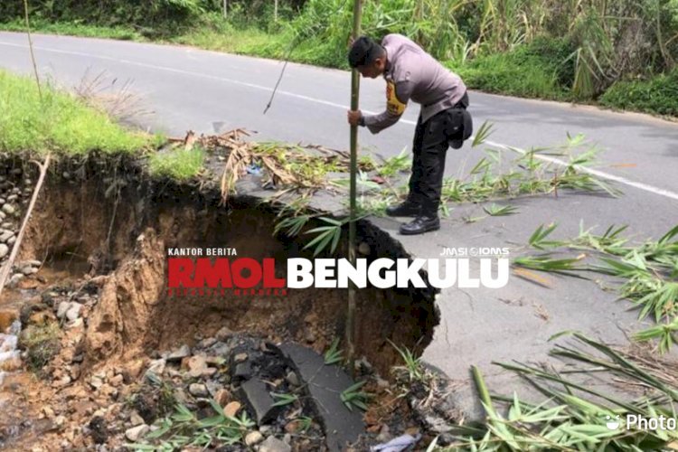 Tampak salah satu titik jalan provinsi yang rusak parah di Kabupaten Lebong, akses utama menghubungkan Lebong dan Rejang Lebong/Ist