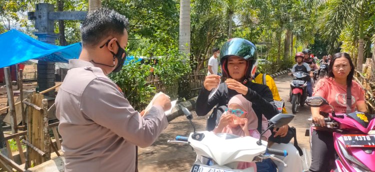 Personil Polres Lebong saat memberikan masker di lokasi wisata Danau Picung/RMOLBengkulu