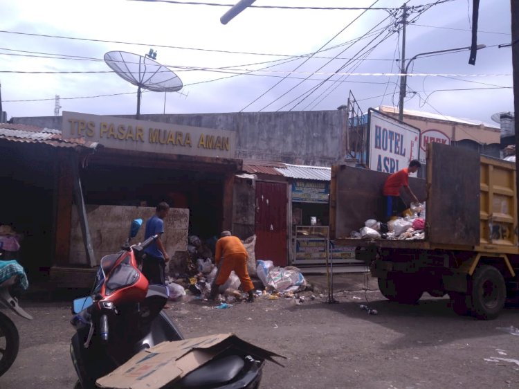 Petugas kebersihan DLH Lebong saat mengangkut tumpukan sampah di TPS Pasar Muara Aman/RMOLBengkulu