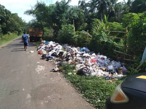 Nampak Tumpukan Sampah Yang Sudah Memakan Median Jalan Di Kelurahan Semarang, Sungai Serut, Kota Bengkulu/RMOLBengkulu