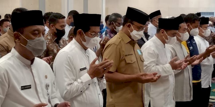 Gubernur DKI Jakarta Anies Baswedan saat berdoa di Masjid Fatahilah Balaikota DKI Jakarta/RMOL