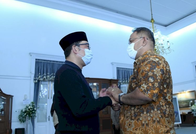  CEO RMOLNetwork Teguh Santosa saat bertakziah ke keluarga Gubernur Jabar Ridwan Kamil/Istimewa