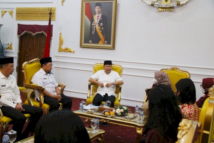 Gubernur Bengkulu Rohidin Mersyah saat menerima audiensi Deputi Bidang Pelayanan Publik Kemenpan RB Diah Natalisa di Gedung Daerah Balai Raya Semarak Bengkulu, pada Rabu (15/6)/RMOLBengkulu