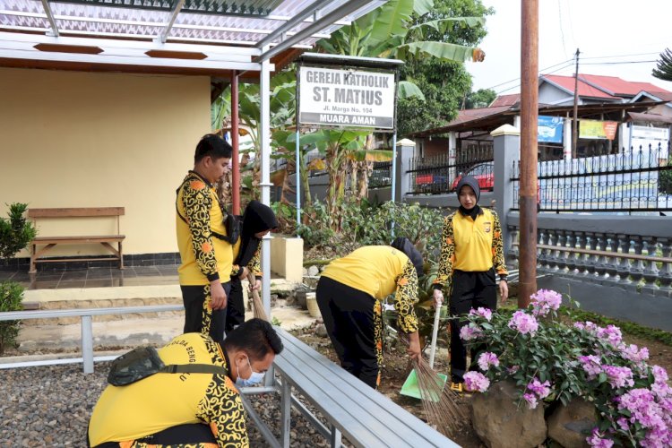 Personil Polres Lebong saat bersih-bersih di Gereja ST Matius Pasar yang terletak di Kelurahan Pasar Muara Aman Kecamatan Lebong Utara.